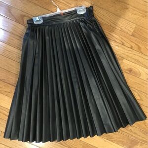 Black leather pleated short skirt